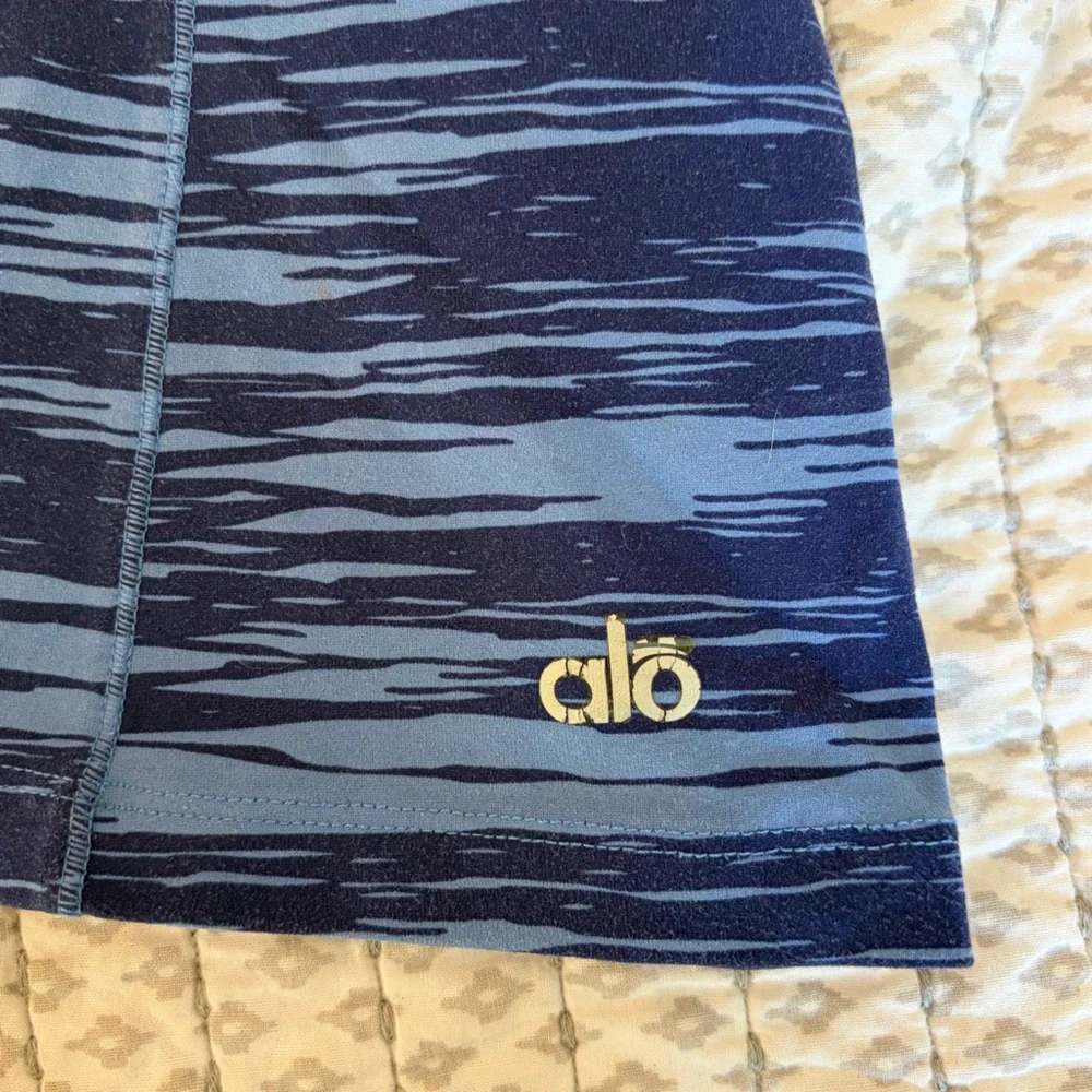 Alo Women's‎ Navy and Light Blue Workout Camisole Size Medium EUC